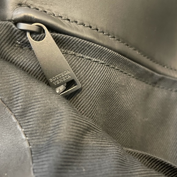 Bottega Veneta Mens Intrecciato Weave Messenger Bag - Picture 9 of 10